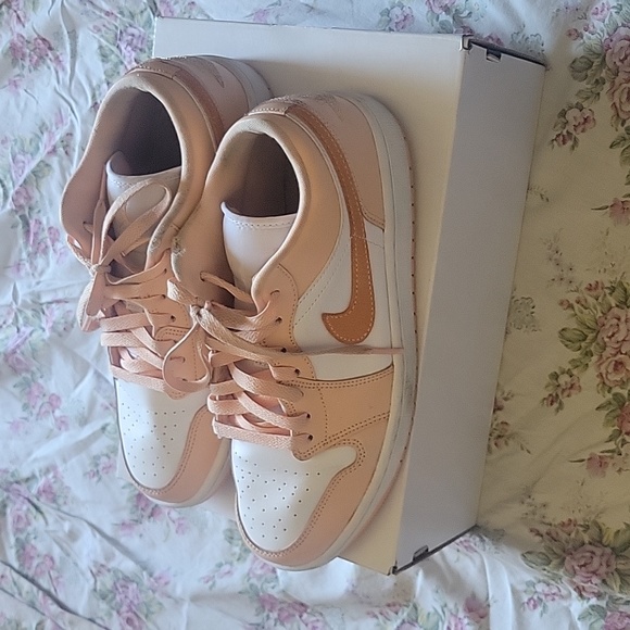 Jordan 1 Low - Picture 3 of 5